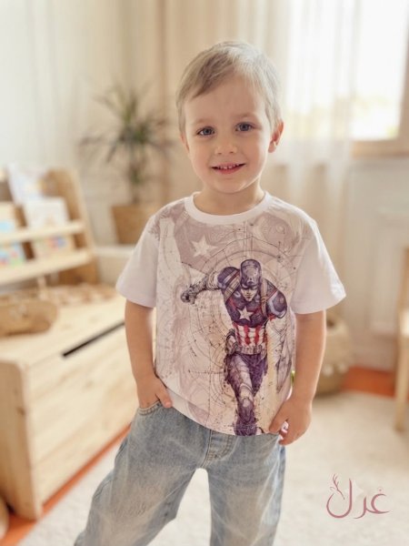 T-shirt أبيض بشخصيات الابطال الخارقون.